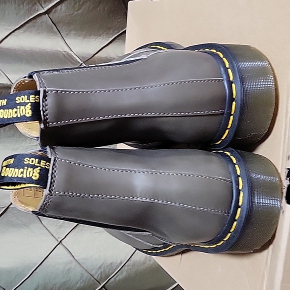 NWT- Dr. Martens ‘2976 Carrera Chelsea’ Boot in Olive main image 9